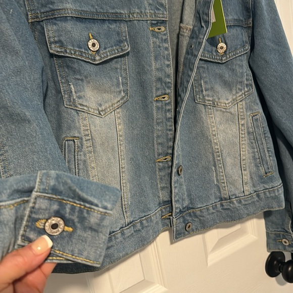 NWT Jean jacket, slight distressing, thick good quality - Picture 4 of 4